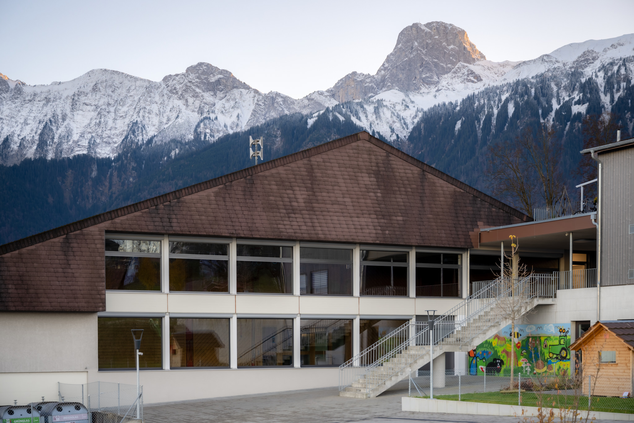 Im Sommer 2024 werden weitere Fenster am Schulhaus saniert.